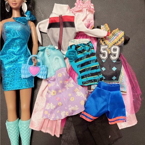 Barbie and clothes bundle - Picture 3 of 5